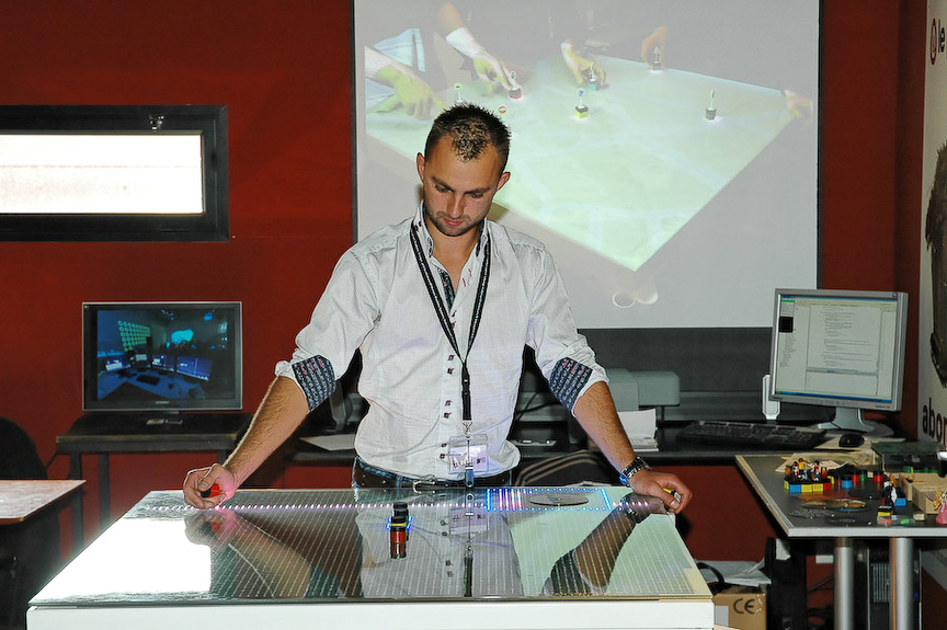 Demonstration interactive table by RFID