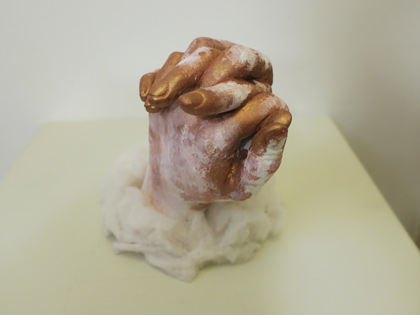 Une des oeuvres de l'exposition représentant une sculpture de deux mains qui s'empoignent.
