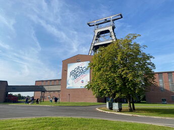 Site minier d'Arenberg Facade du site minier d'Arenberg affichant le logo Creative Mine
