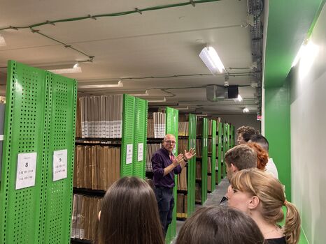 Photo des étudiants du master Histoire au coeur des Archives départementales de Lille.