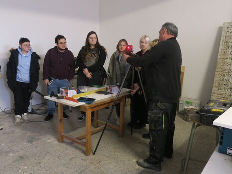 des étudiants en groupe écoutent les conseils dispensés