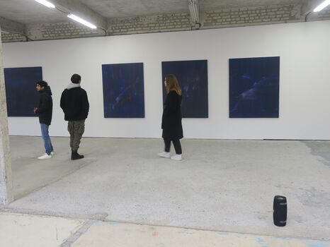 Etudiants explorant l'exposition