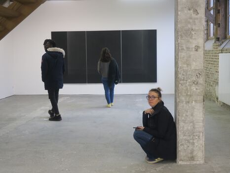 Etudiants explorant l'exposition