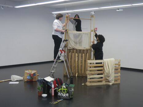 deux étudiants préparent l'exposition 