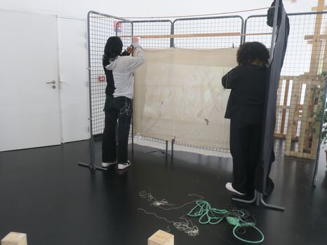 deux étudiants préparent l'exposition 