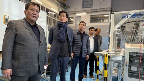 La délégation de l'UTT en visite dans l'atelier GEii