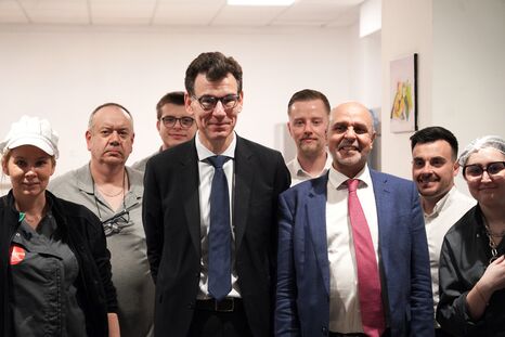 Philippe Baptiste, ministre délégué à l’enseignement supérieur et à la recherche et le président de l'UPHF, Abdelhakim Artiba visitent un Restaurant universitaire CROUS