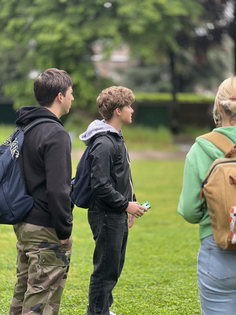Saint-Amand-les-Eaux, dans le centre-ville, avec une classe de Première option Arts Plastiques