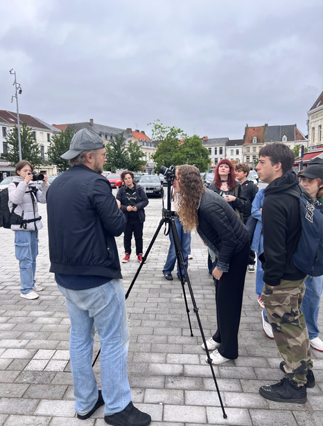 Saint-Amand-les-Eaux, dans le centre-ville, avec une classe de Première option Arts Plastiques
