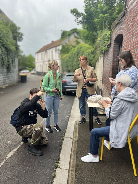 Saint-Amand-les-Eaux, dans le centre-ville, avec une classe de Première option Arts Plastiques