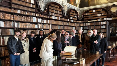La délégation composée des candidats aux concours d'éloquence et leur responsable pédagogique, tous issus de plusieurs universités françaises, posent fièrement devant l'Hotel de ville de Valenciennes