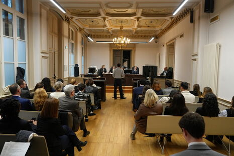 L'un des candidats en pleine plaidoirie dans la salle d'audience historique du Tribunal judiciaire de Valenciennes