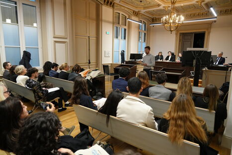 Le public nombreux assiste aux plaidoiries dans la salle d'audience historique du tribunal