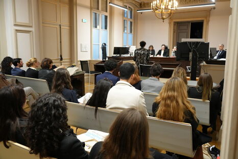 Le public nombreux assiste aux plaidoiries dans la salle d'audience historique du tribunal