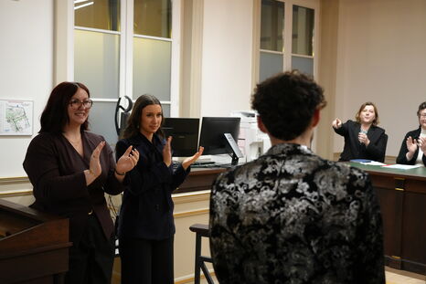 Anys Bennacer, grand vainqueur rejoint les autres lauréats sous les applaudissements