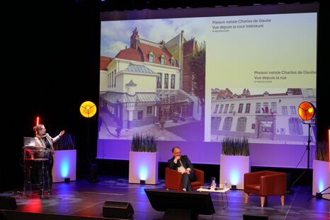 Plan large de la scène avec Marie Lefebvre et Arnaud Huftier