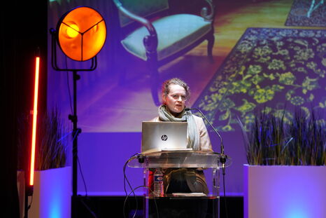 Marie Lefebvre au pupitre sur la scène de l'Intermède