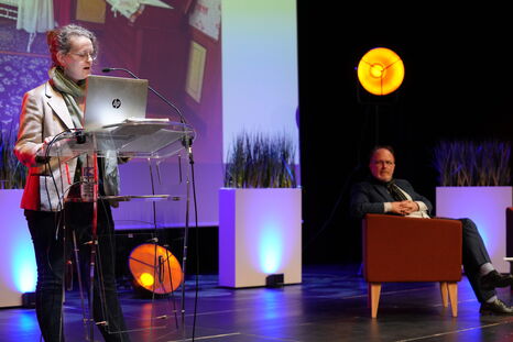 Marie Lefebvre au pupitre sur la scène de l'Intermède