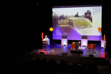 Marie Lefebvre présente un diaporama retraçant l'histoire de la famille De Gaulle