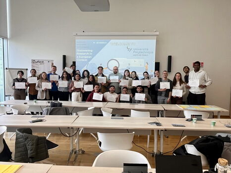 Etudiants dans une salle de classe avec leur diplome