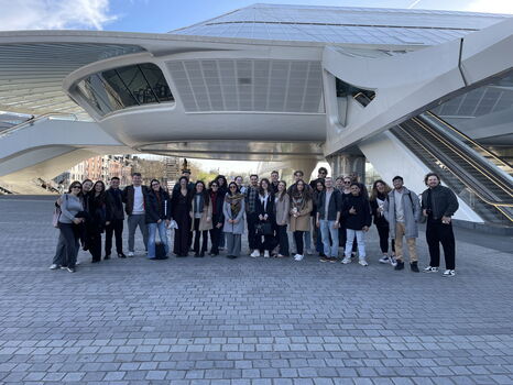 Etudiants qui prennent une photo à Mons