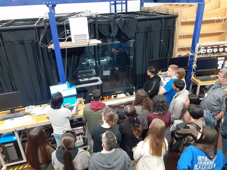 Etudiants dans un laboratoire en train de visiter et écouter