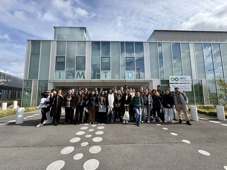 Groupe d'étudiants participants devant IMTD