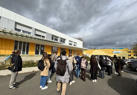 Etudiants qui visitent le campus Mont Houy, ils sont devant le bâtiment Eisen