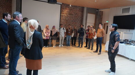 Groupe de personnes au cocktail déjeunatoire qui se présente
