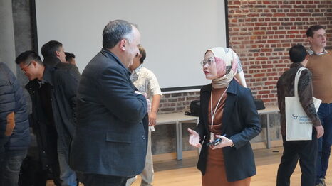 Deux personnes qui discutent ensemble