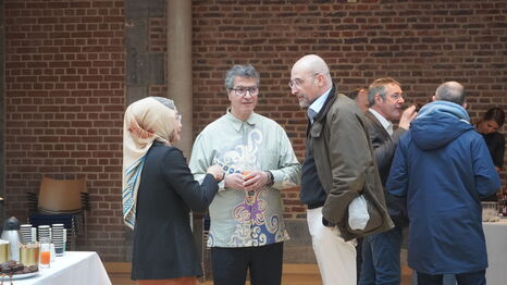 3 personnes qui discutent ensemble