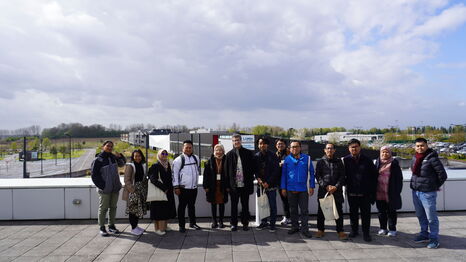Photo de groupe avec vue sur le LAMIH