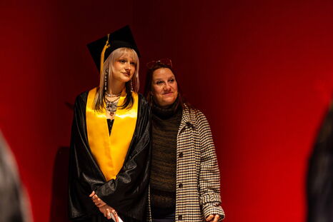 Une diplômée pose avec une proche dans le hall de la Cité des Congrès