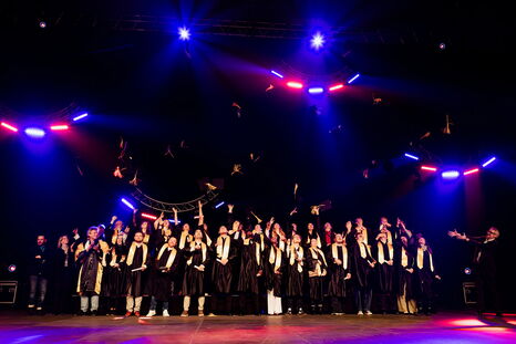 Les diplômés d'une formation de l'ISH jettent leur toque sur scène