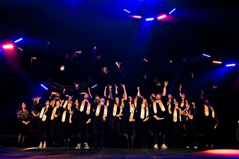 Les diplômés d'une formation de l'ISH jettent leur toque sur scène