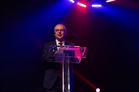 Hervé Delplanque, Président du conseil de l'ISH, sur la scène de la Cité des Congrès