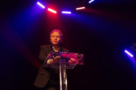Dorian Petit, VP formation, sur la scène de la Cité des Congrès