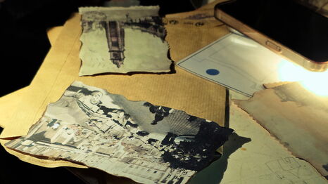 Des documents de travail disposés sur une table au sein de la citadelle de Cambrai