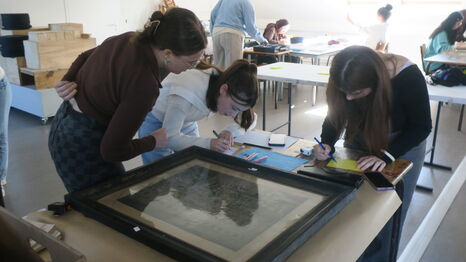 Les étudiants en pleine préparation de l'exposition "Chercher la lumière" au Centre d'Arts Ronzier