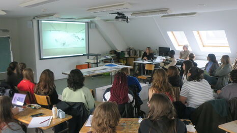 Cours de TD en vue de la préparation de l'exposition "Chercher la lumière" au Centre d'Arts Ronzier