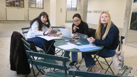 Les étudiants en pleine préparation de l'exposition "Chercher la lumière" au Centre d'Arts Ronzier