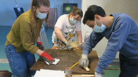 Les étudiants en pleine préparation de l'exposition "Chercher la lumière" au Centre d'Arts Ronzier