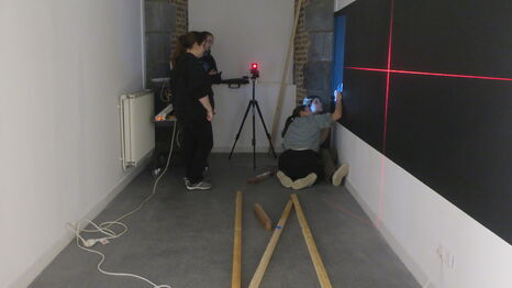 Les étudiants en pleine préparation de l'exposition "Chercher la lumière" au Centre d'Arts Ronzier