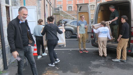 Les étudiants, enseignants et partenaires en pleine préparation de l'exposition "Chercher la lumière" au Centre d'Arts Ronzier