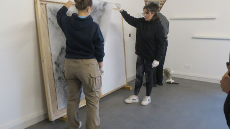 Les étudiants en pleine préparation de l'exposition "Chercher la lumière" au Centre d'Arts Ronzier