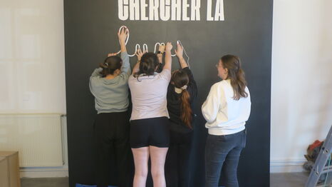 Les étudiants en pleine préparation de l'exposition "Chercher la lumière" au Centre d'Arts Ronzier