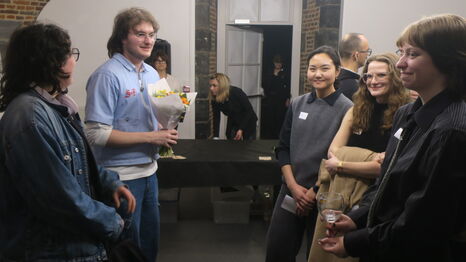 Les étudiants lors du vernissage l'exposition "Chercher la lumière" au Centre d'Arts Ronzier