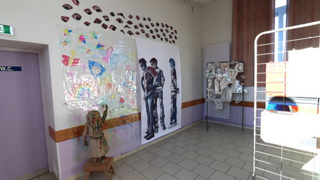 Le hall d'accueil de la mairie de Rombies-et-Marchipont ornée des oeuvres des étudiants de la licence Arts plastiques