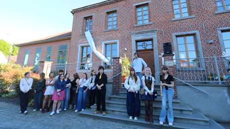Les étudiants de la licence Arts plastiques posant devant la mairie de Rombies-et-Marchipont