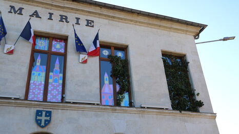 La façade de la mairie de Rombies-et-Marchipont ornée des oeuvres des étudiants de la licence Arts plastiques